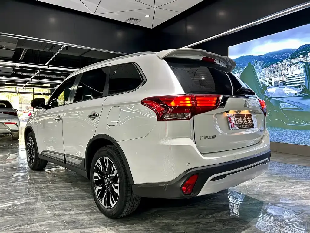 Mitsubishi Outlander 2021 из CN, фото 7
