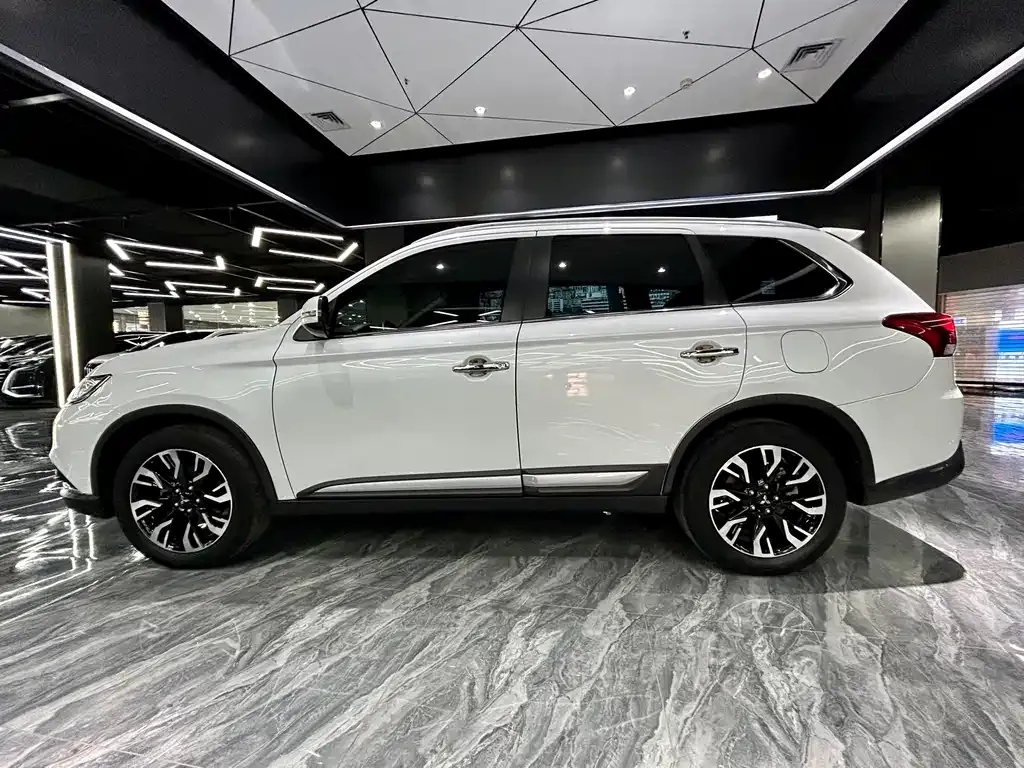 Mitsubishi Outlander 2021 из CN, фото 8