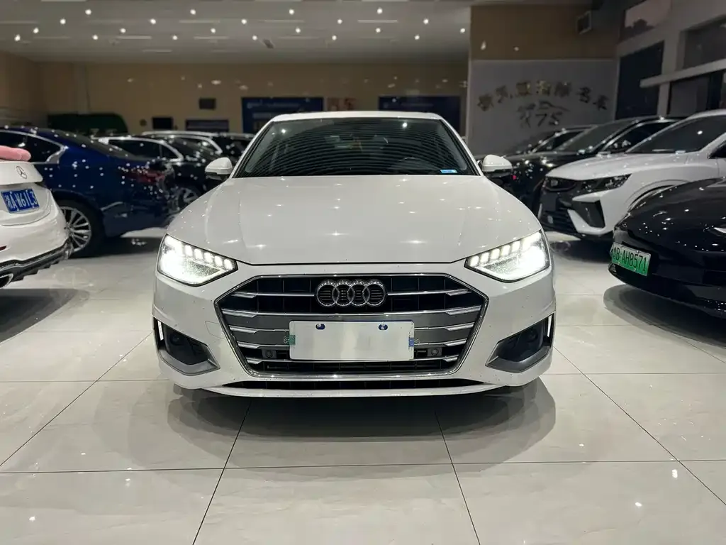 Audi A4L 2022 из CN, фото 2