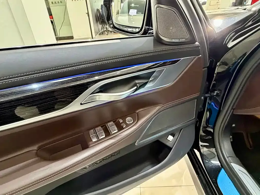 BMW 7 Series — фото 10