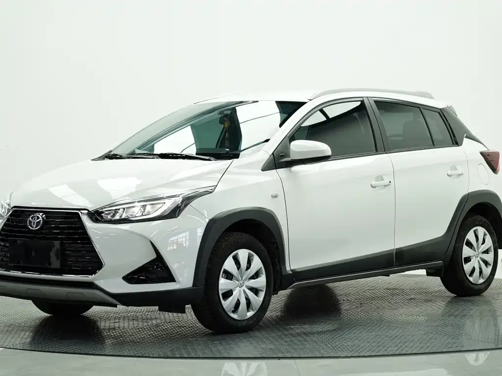 Toyota Yaris L — фото 1