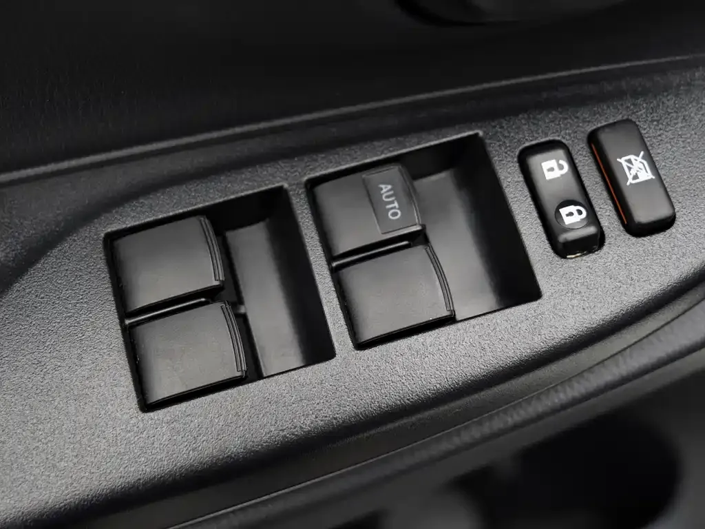 Toyota Yaris L — фото 10