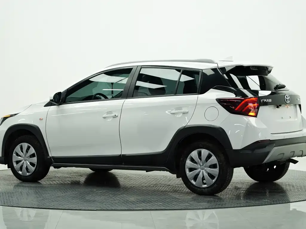 Toyota Yaris L — фото 3