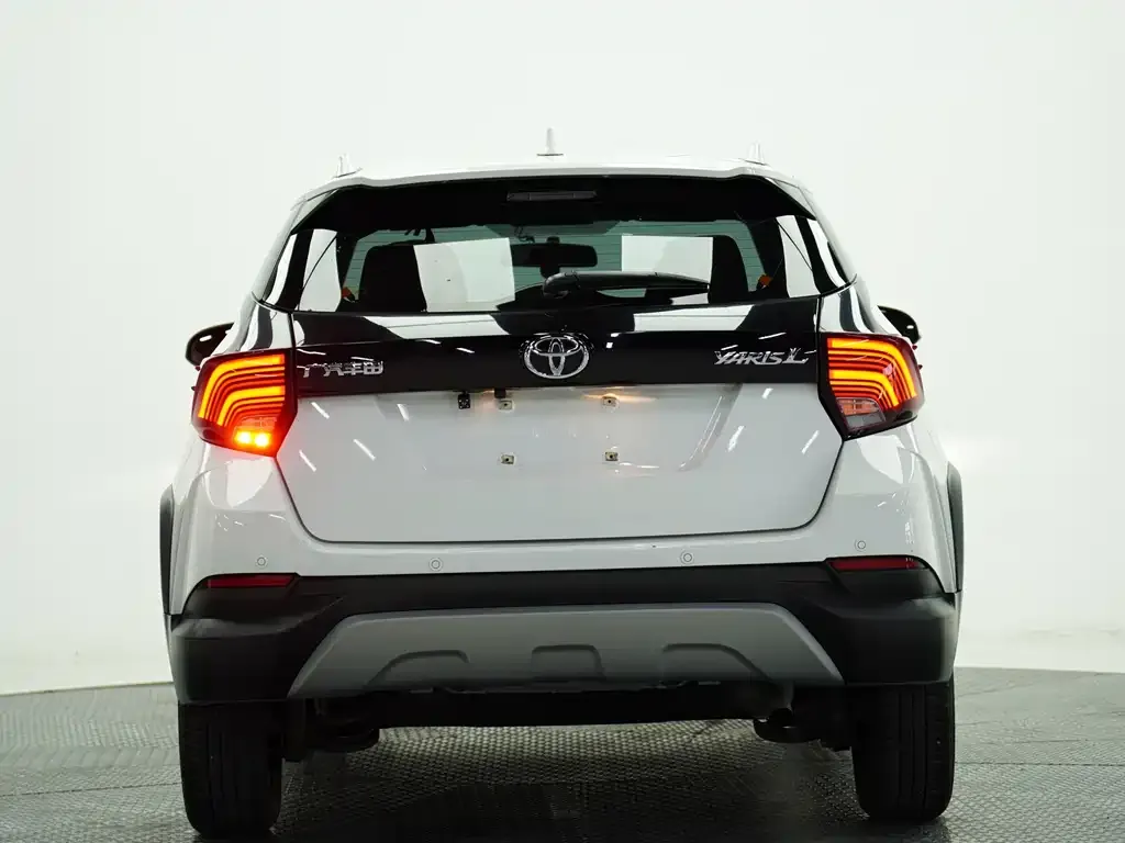 Toyota Yaris L — фото 4