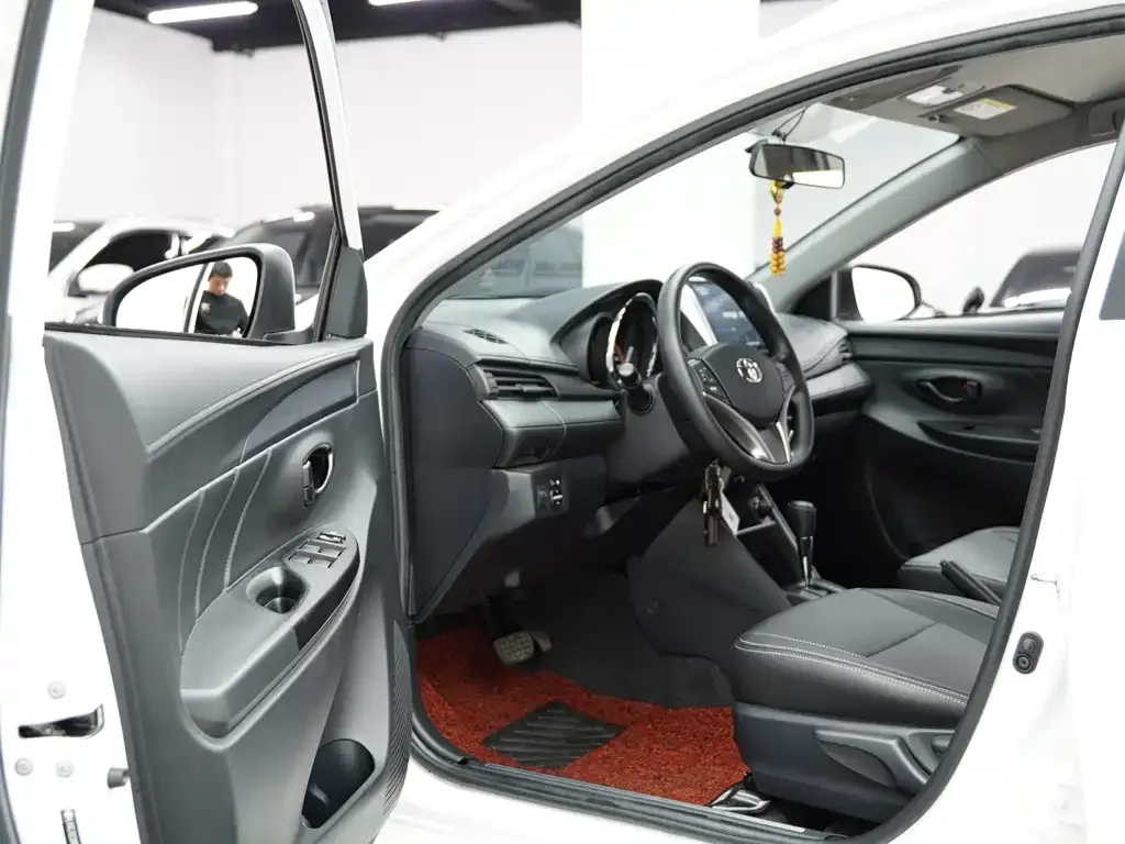 Toyota Yaris L — фото 9