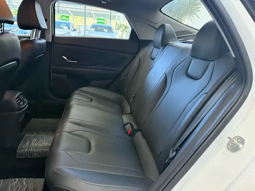 Hyundai Elantra 2023 из CN, фото 10