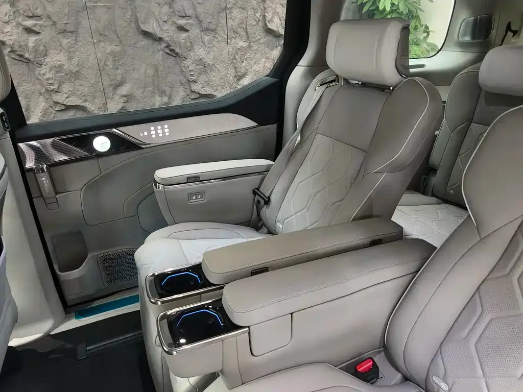 Volvo EM90 2025 из CN, фото 4