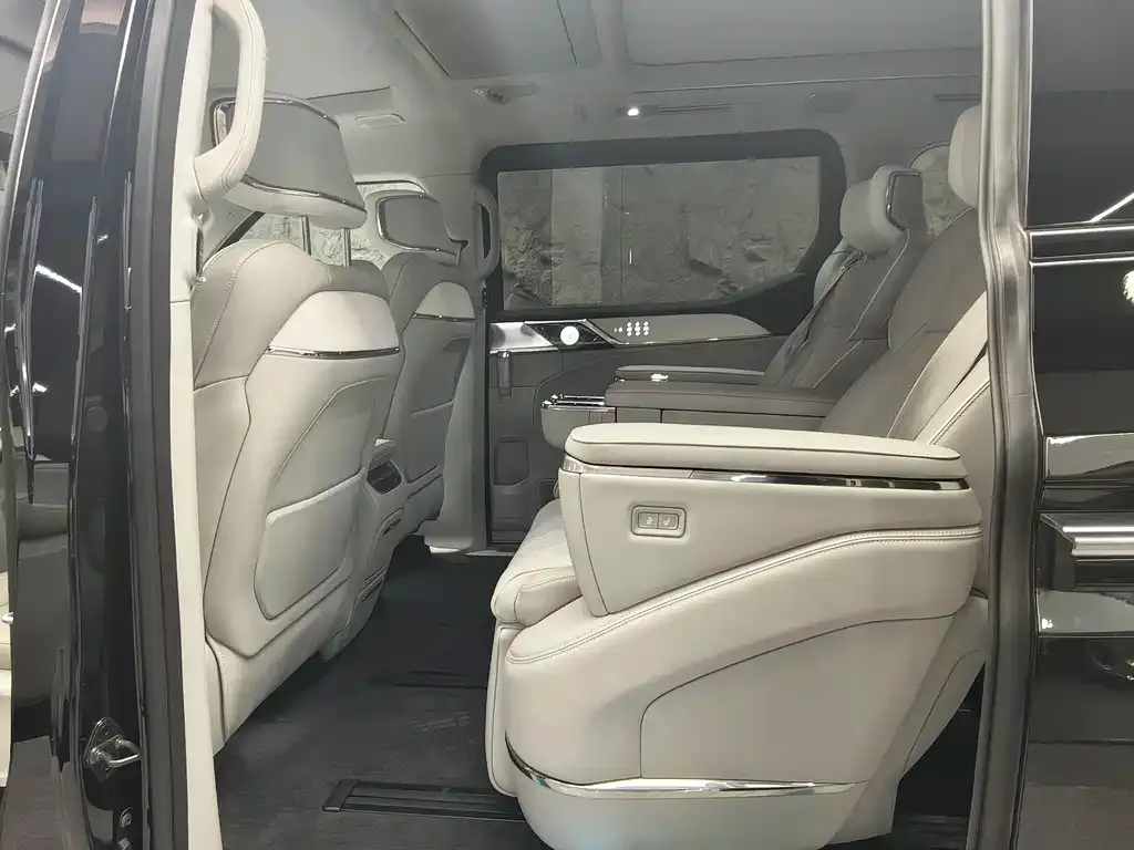 Volvo EM90 2025 из CN, фото 6