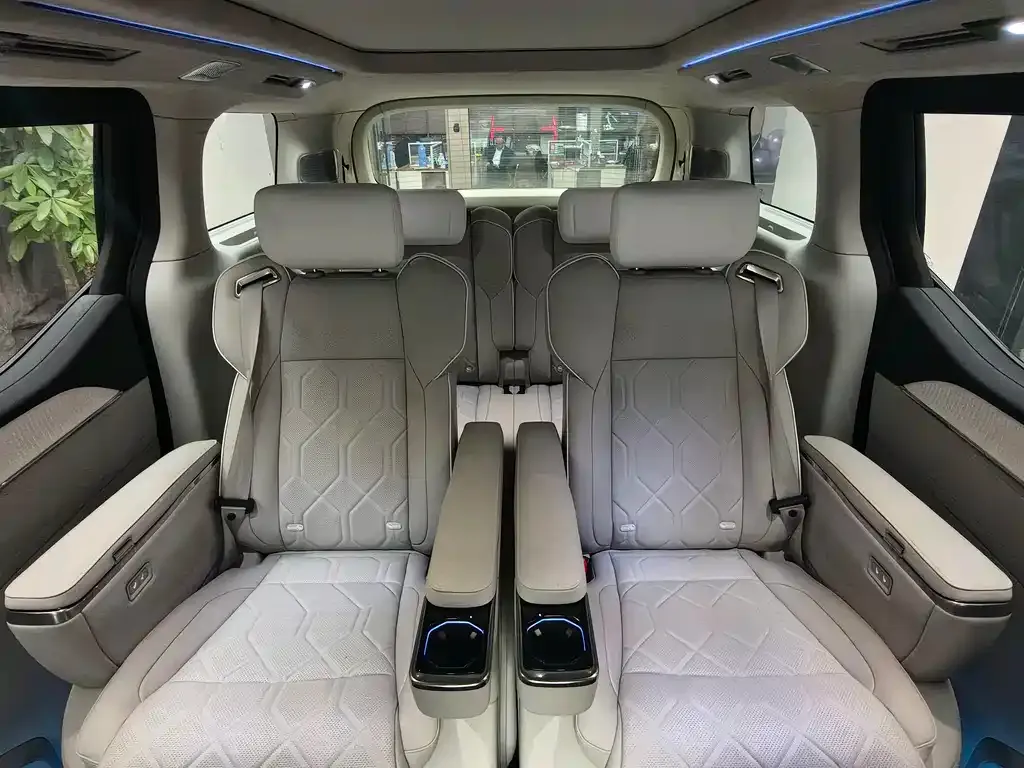 Volvo EM90 2025 из CN, фото 7