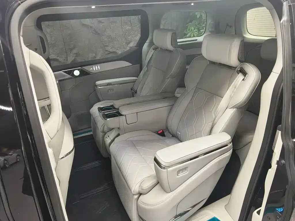 Volvo EM90 2025 из CN, фото 8