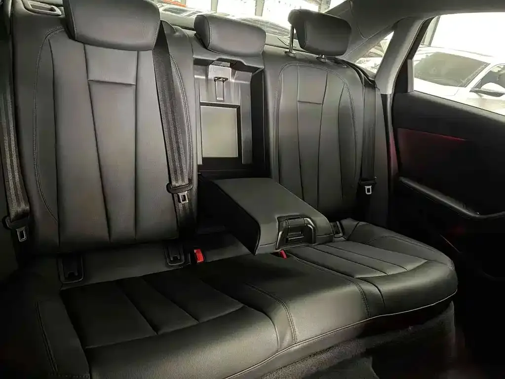 Audi A4L 2022 из CN, фото 5