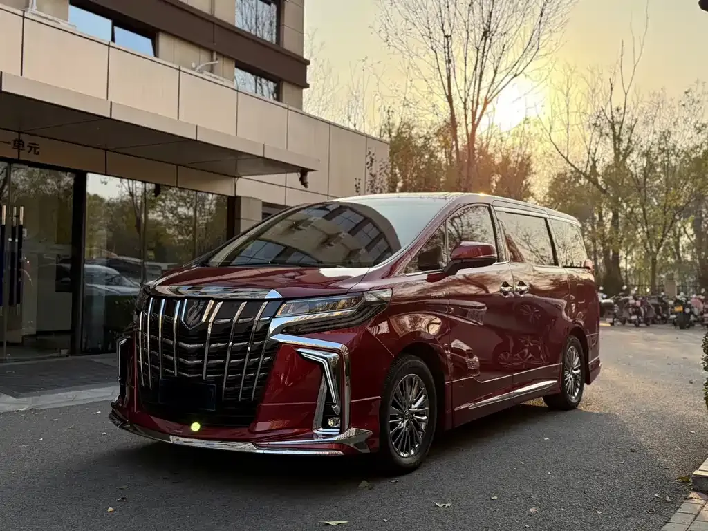 Toyota Alphard — фото 1