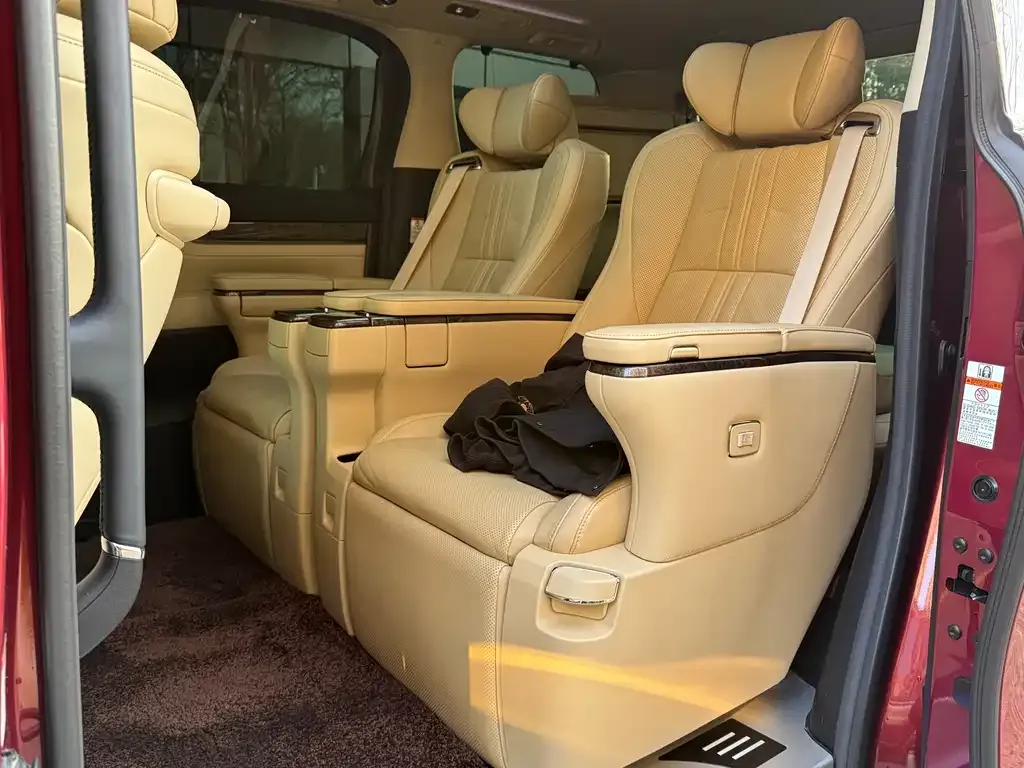 Toyota Alphard — фото 7