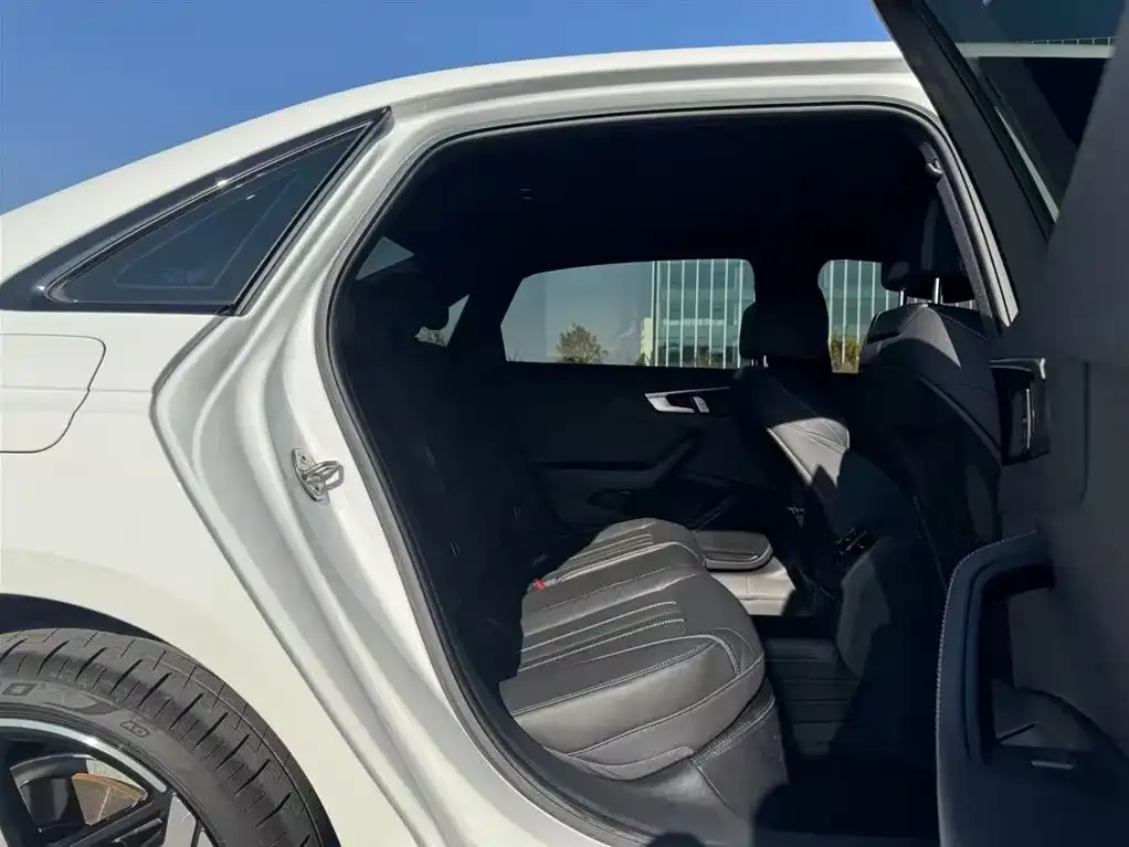 Audi A4L 2024 из CN, фото 8