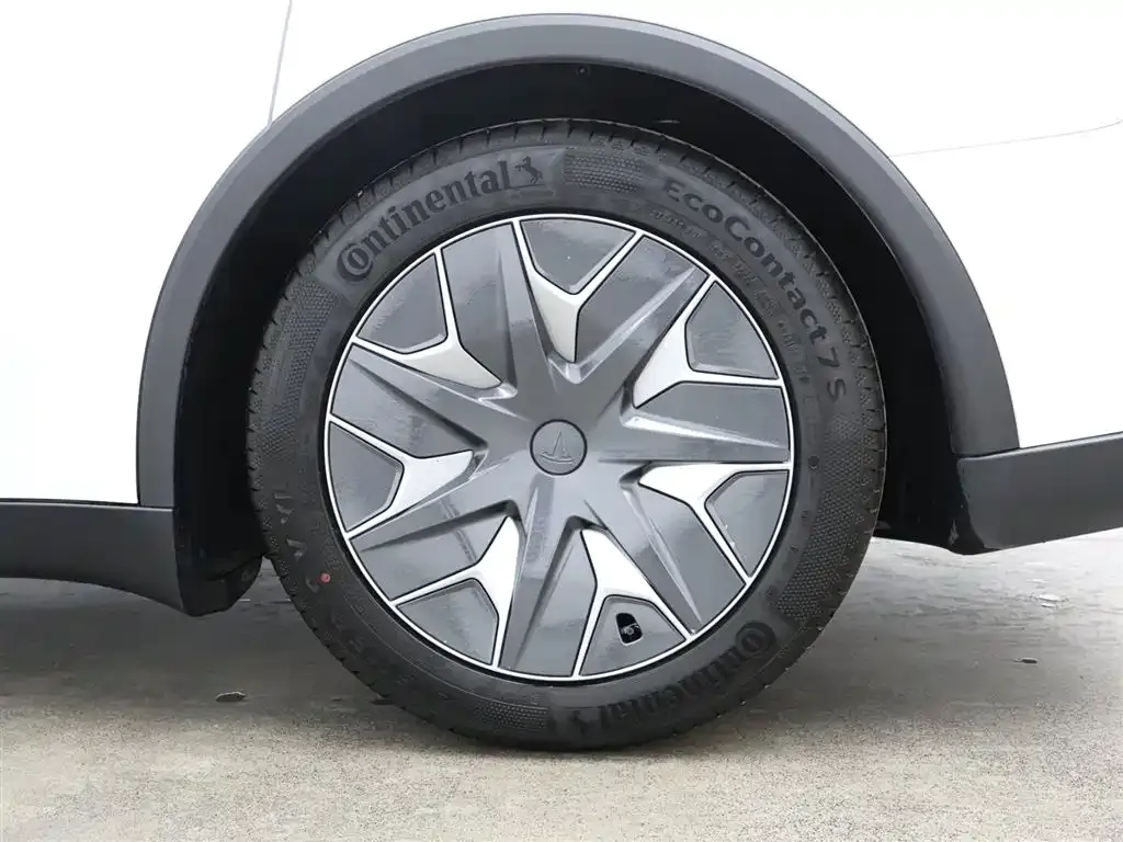 Tesla Model Y L — фото 9