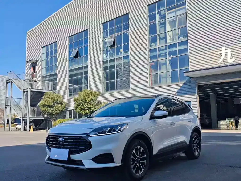 Ford Escape 2023 из CN, фото 1