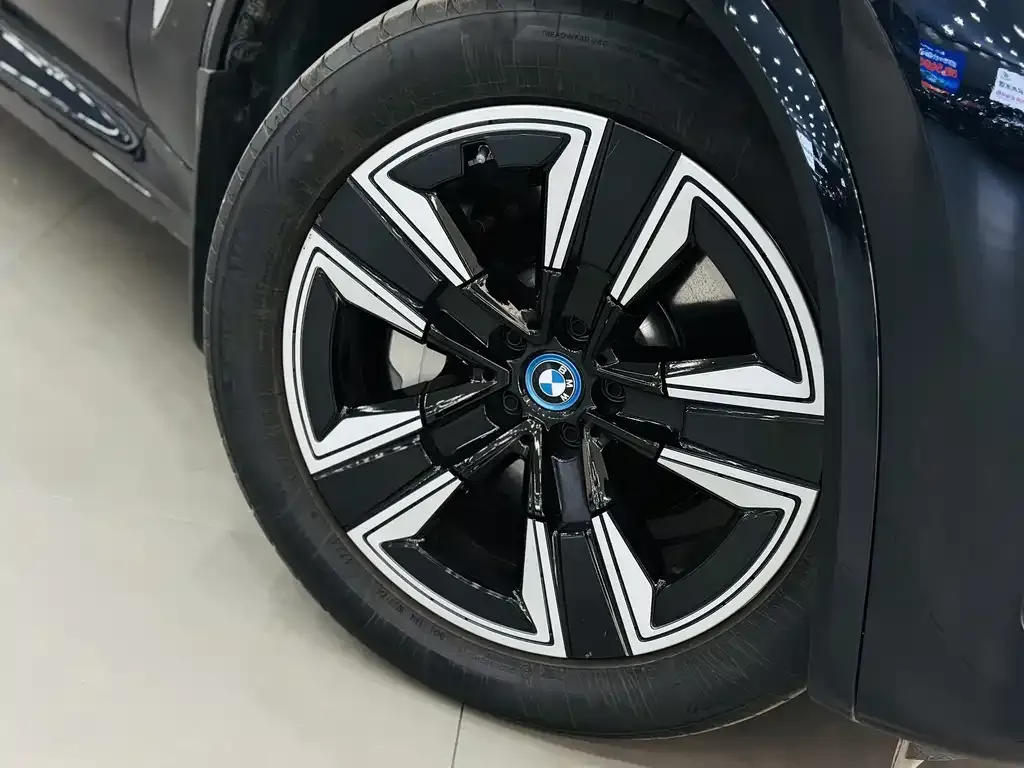 BMW iX3 — фото 10
