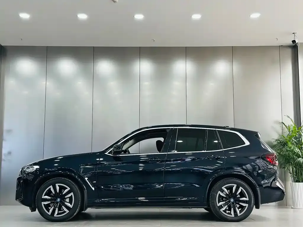 BMW iX3 — фото 9