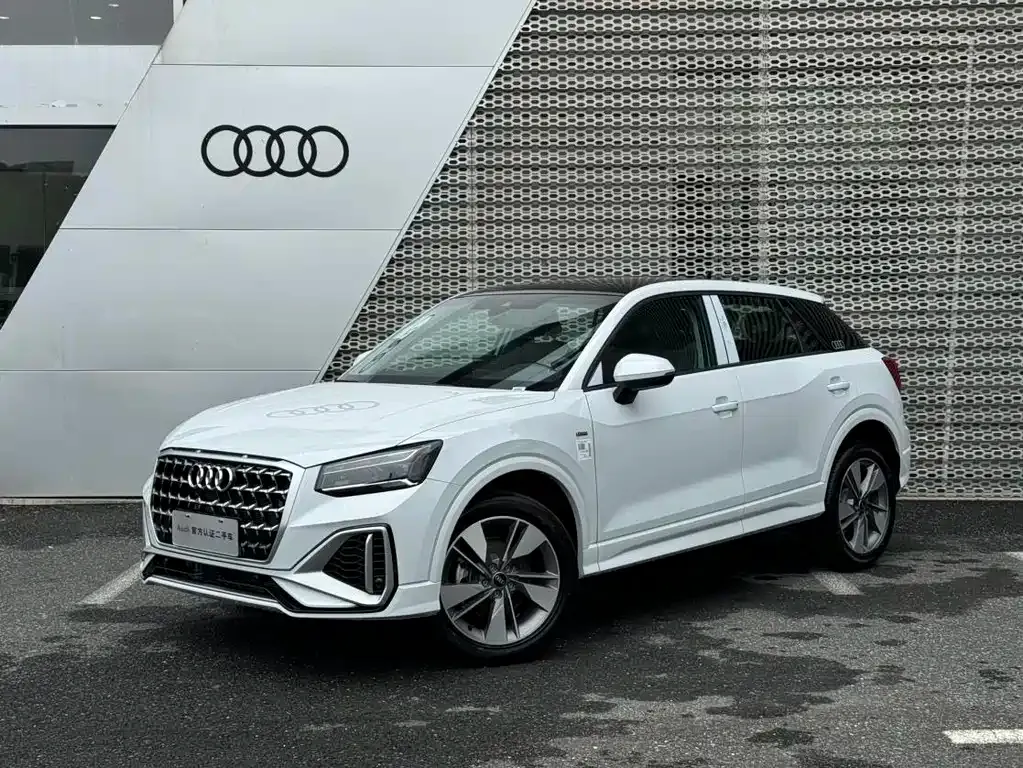 Audi Q2L — фото 1