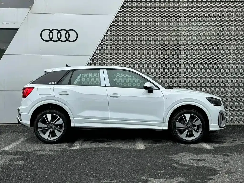 Audi Q2L — фото 3
