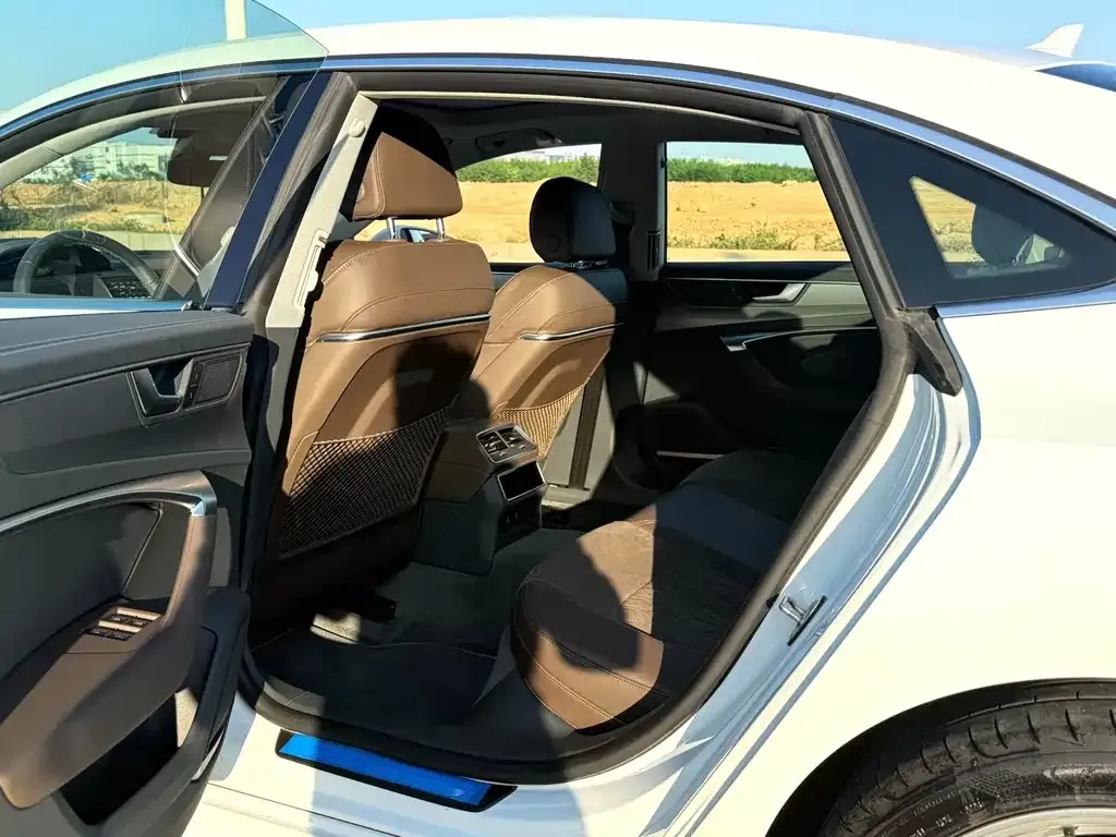 Audi A7L 2024 из CN, фото 9