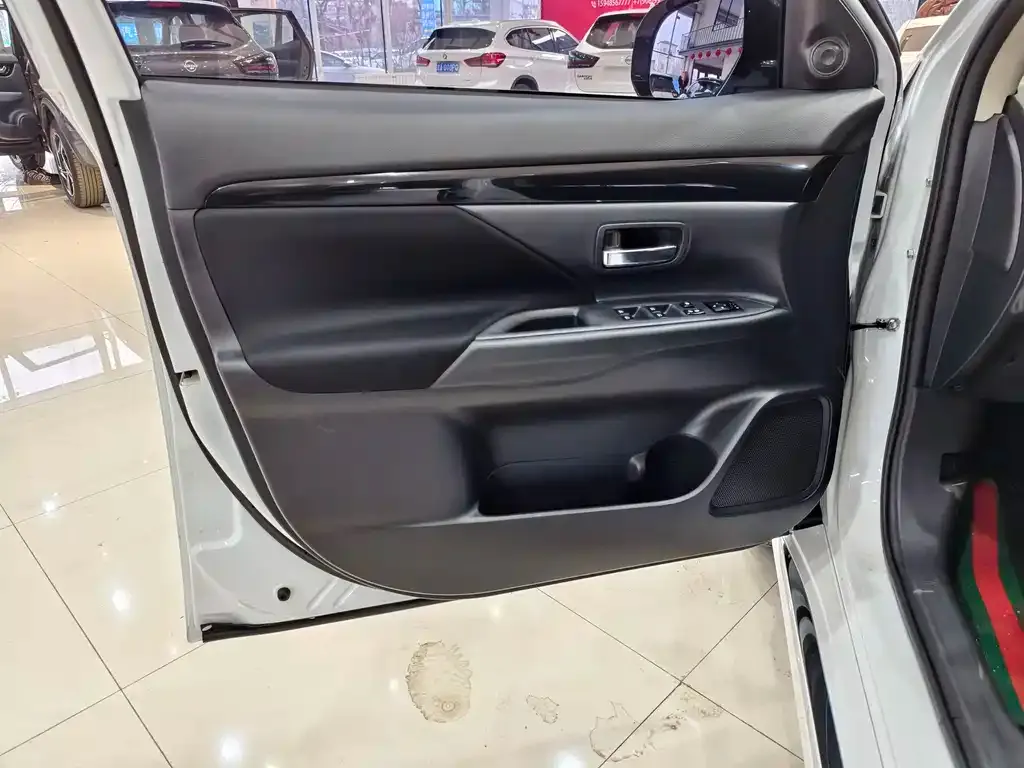 Mitsubishi Outlander 2021 из CN, фото 7