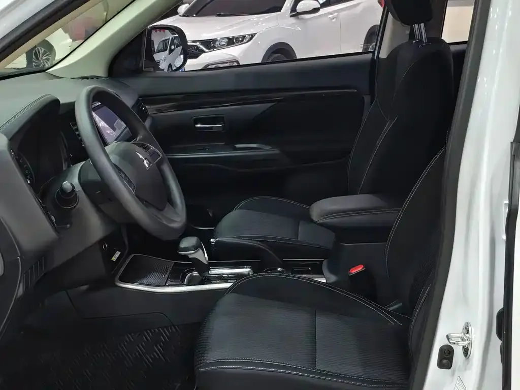 Mitsubishi Outlander 2021 из CN, фото 8
