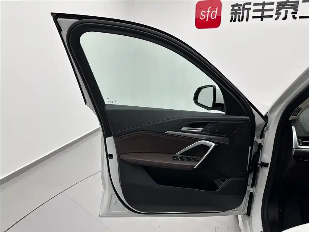 BMW iX1 2025 из CN, фото 8