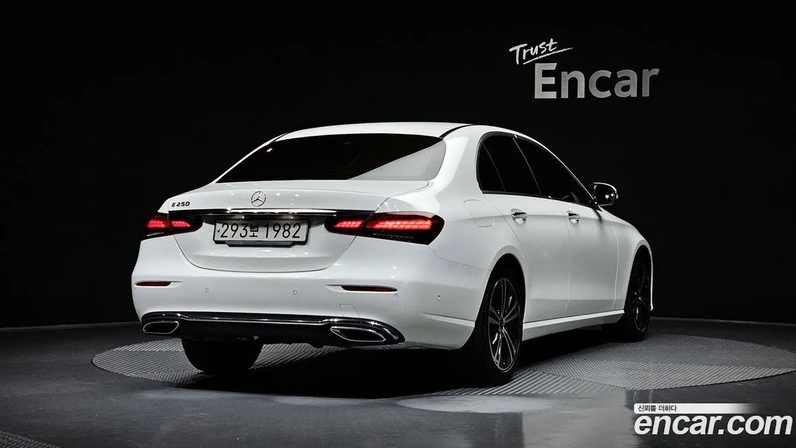 Mercedes-Benz E-Class — фото 2