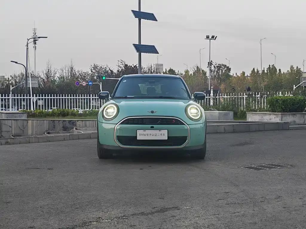 MINI Cooper (3-door) 2024 из CN, фото 2