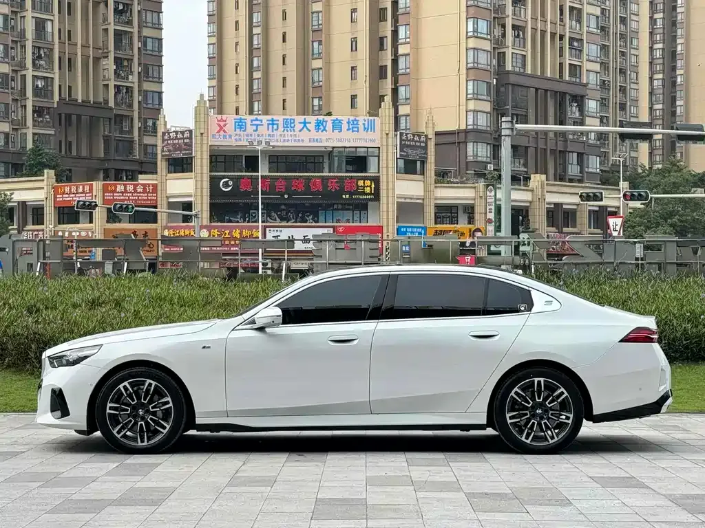 BMW 5 Series 2024 из CN, фото 5