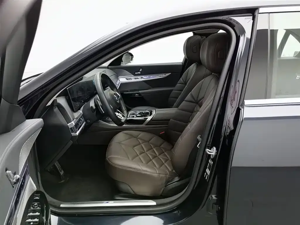 BMW 7 Series 2024 из CN, фото 10
