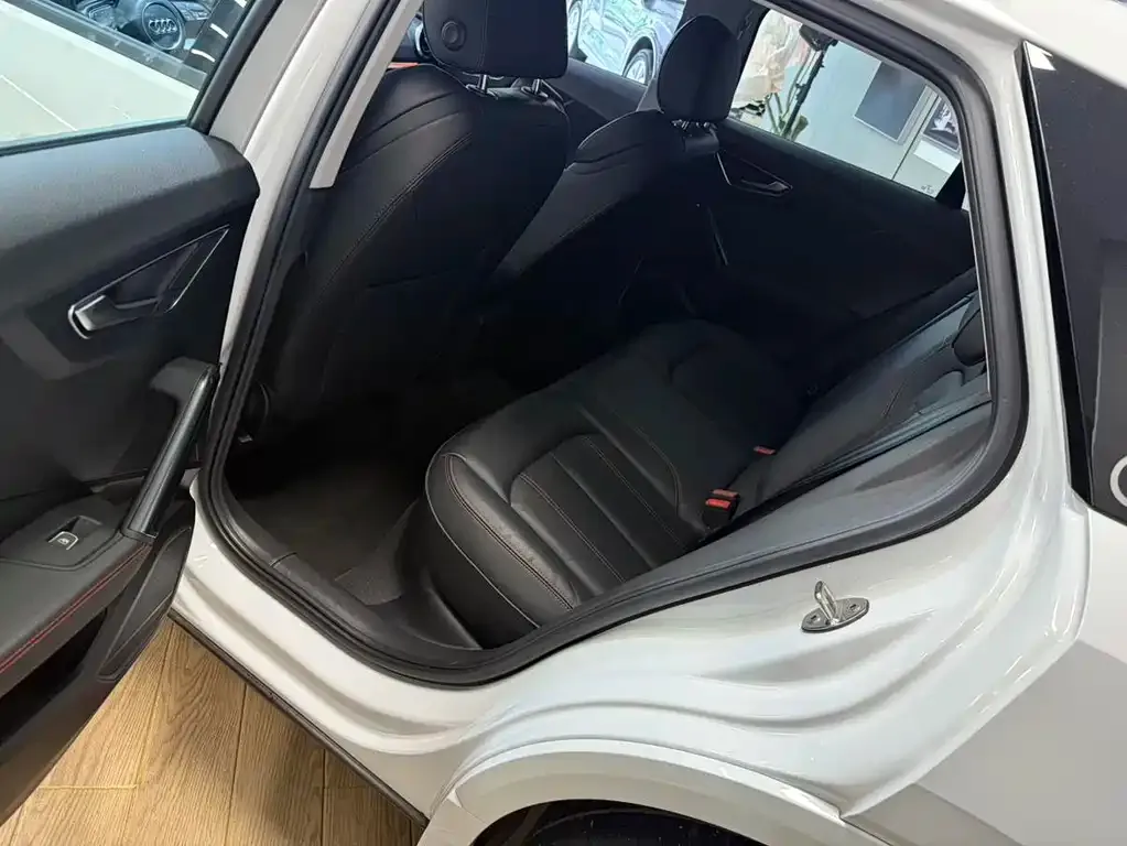 Audi Q2L 2023 из CN, фото 7