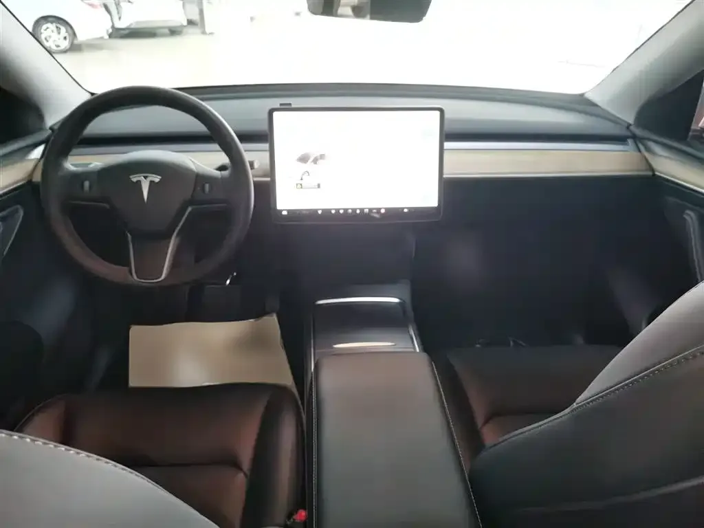 Tesla Model Y — фото 10