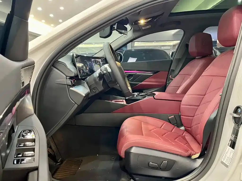 BMW 5 Series 2025 из CN, фото 8