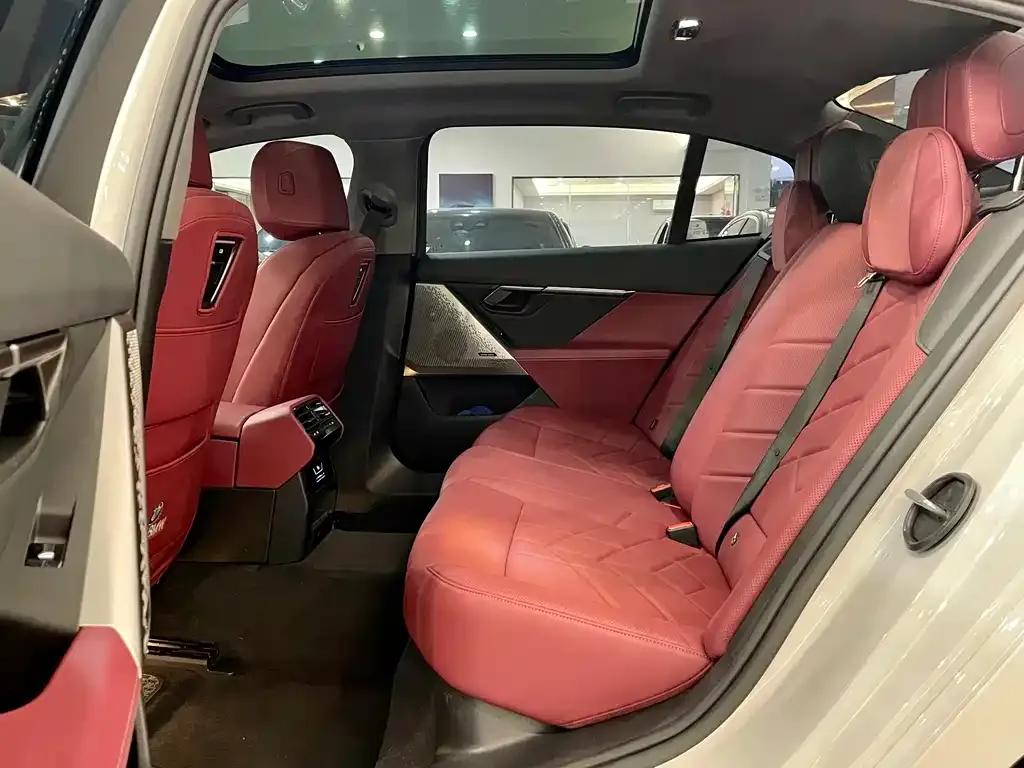 BMW 5 Series 2025 из CN, фото 9