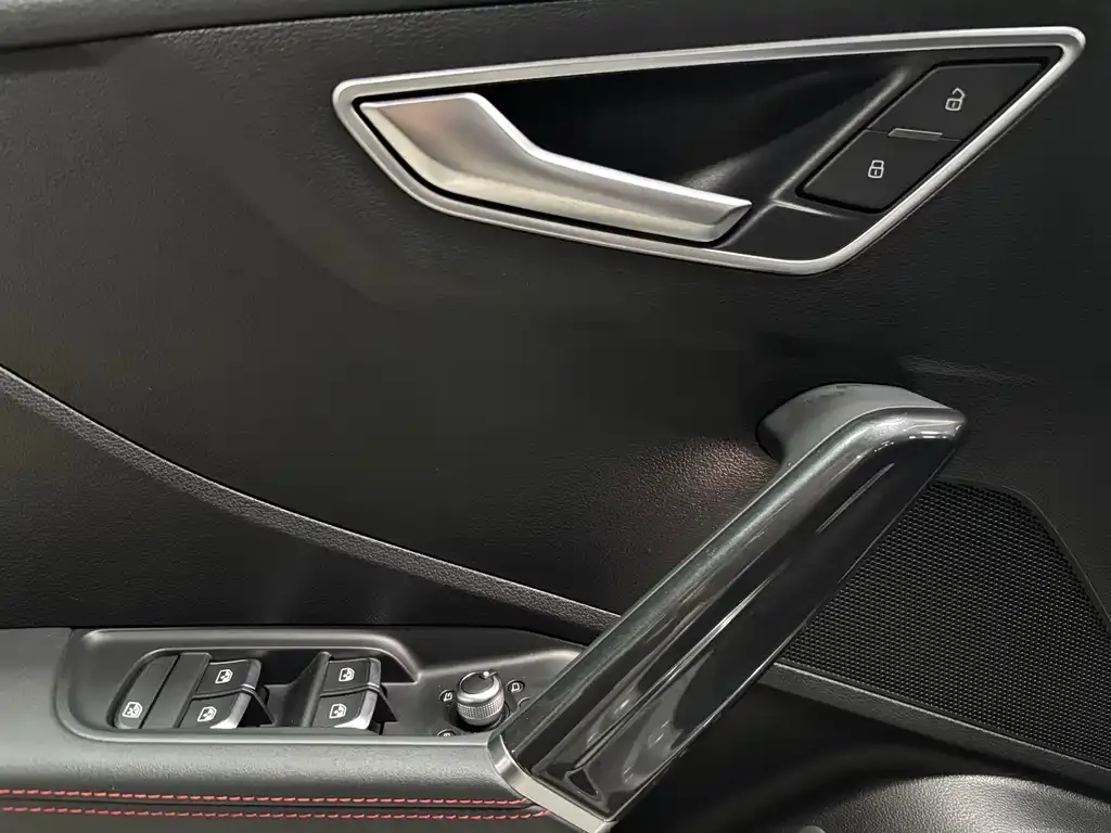 Audi Q2L 2024 из CN, фото 3