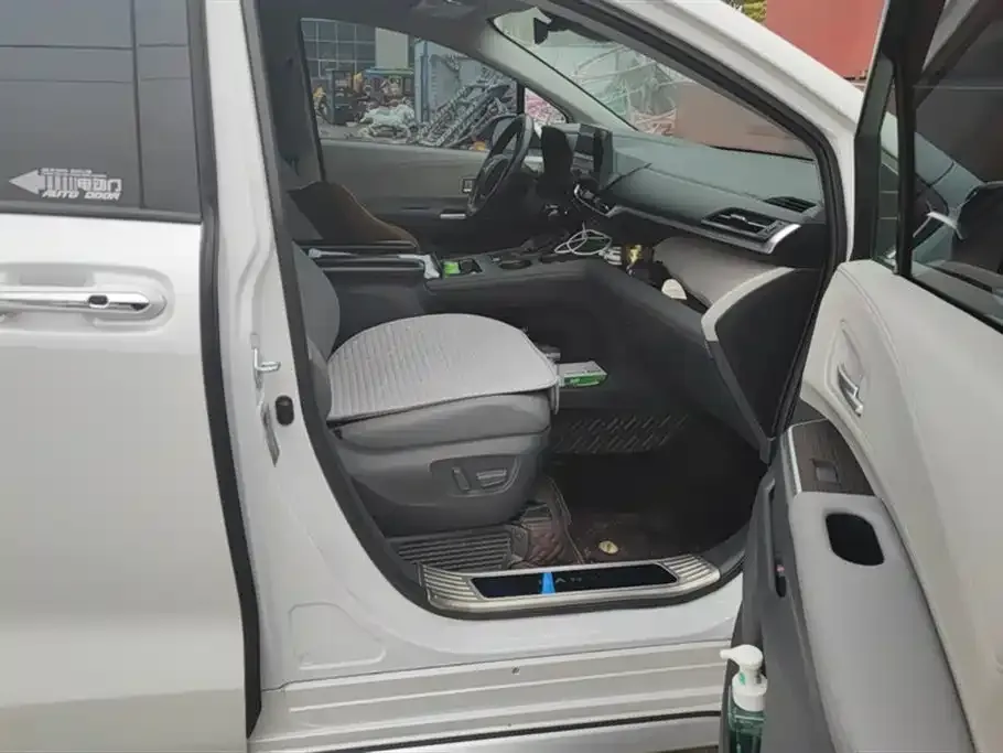 Toyota Granvia 2023 из CN, фото 8