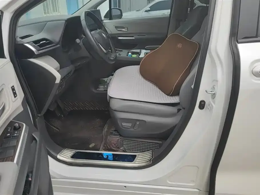 Toyota Granvia 2023 из CN, фото 9