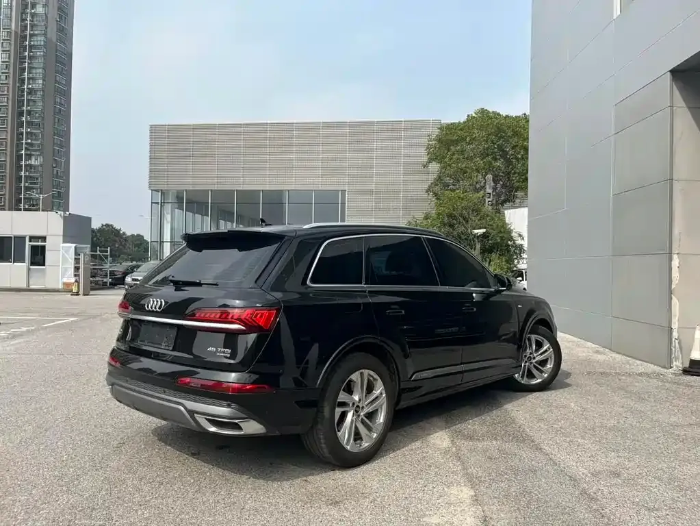 Audi Q7 2024 из CN, фото 2