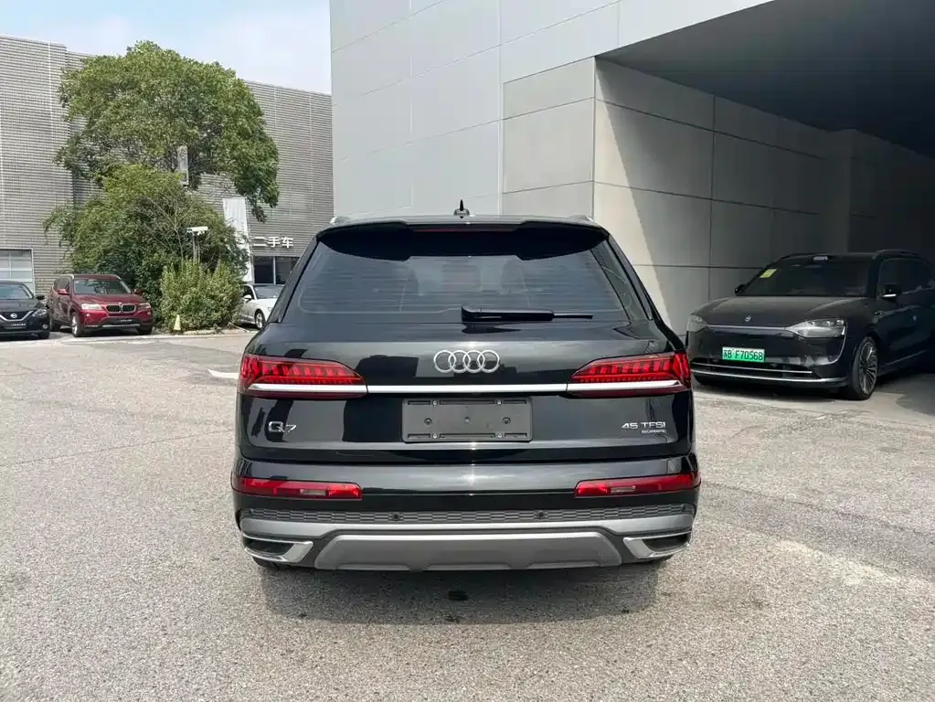 Audi Q7 2024 из CN, фото 4