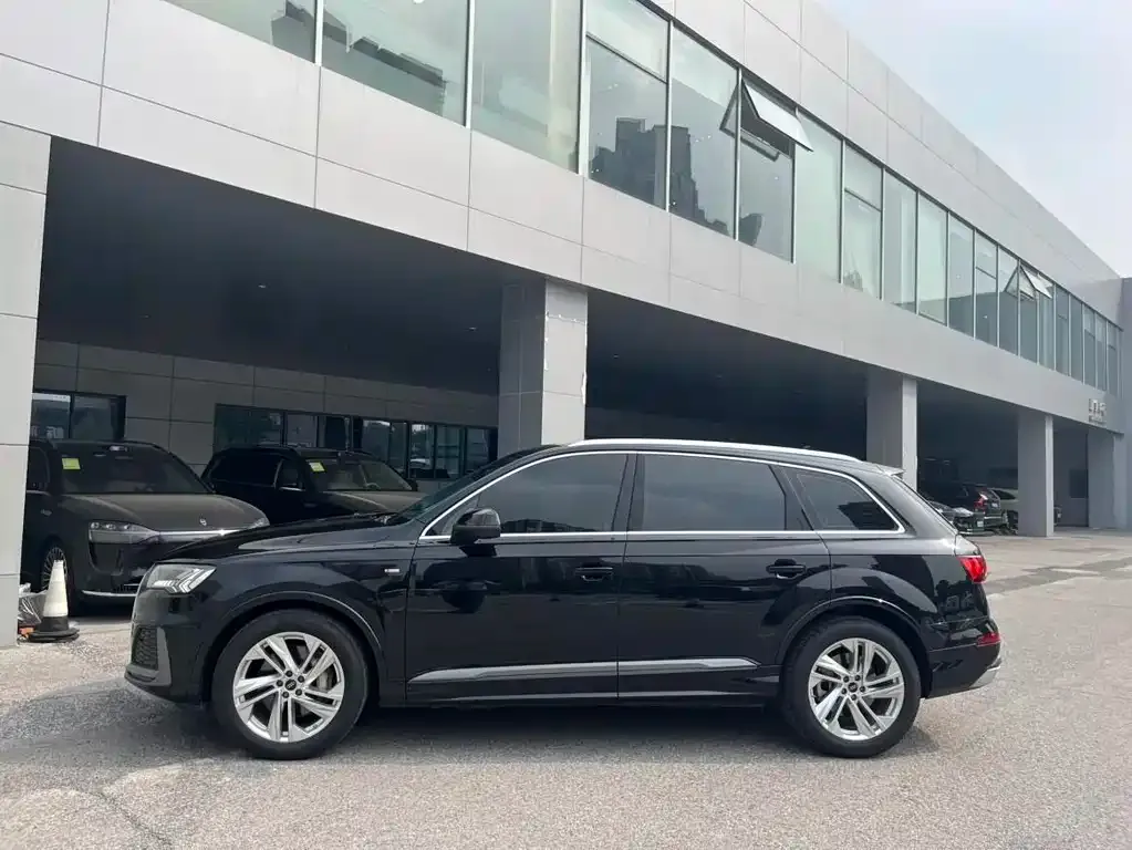 Audi Q7 2024 из CN, фото 5