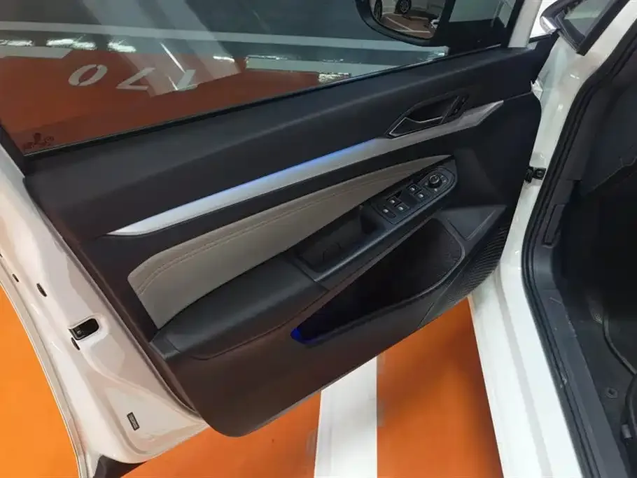 Volkswagen Golf 2023 из CN, фото 7