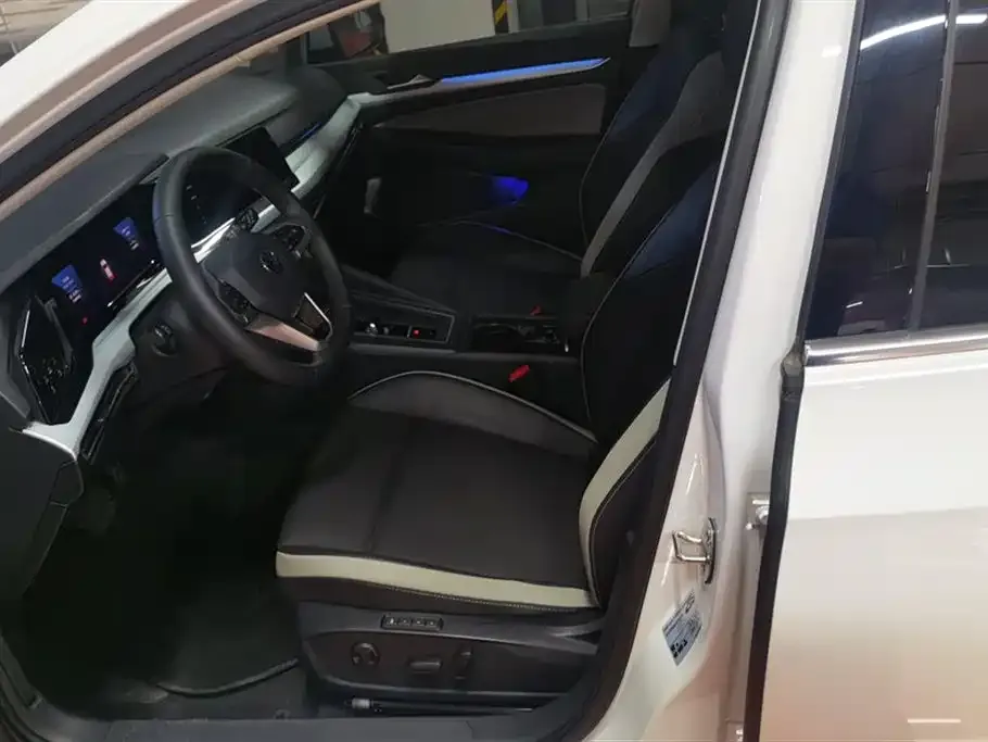Volkswagen Golf 2023 из CN, фото 9