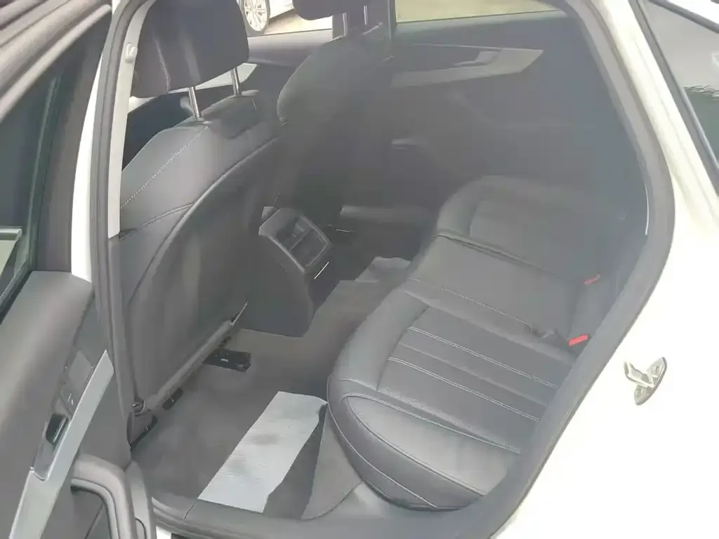 Audi A4L 2022 из CN, фото 5