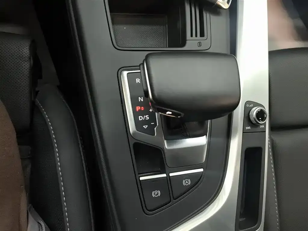 Audi A4L 2022 из CN, фото 6