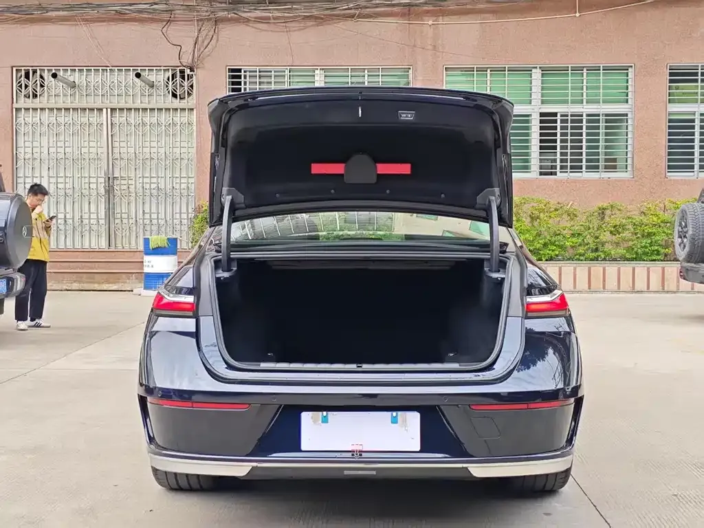 BMW 7 Series 2023 из CN, фото 7