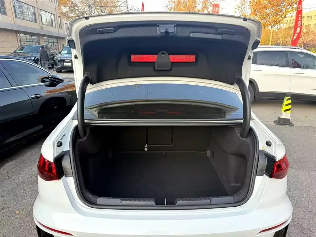 Audi A3 2023 из CN, фото 2