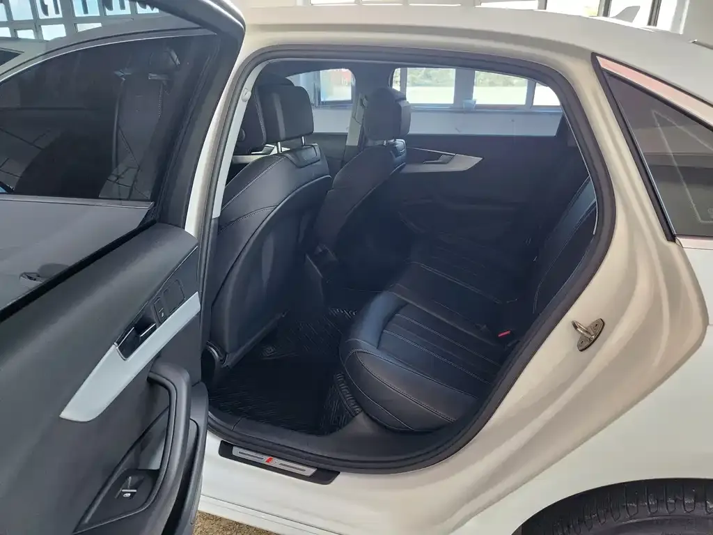 Audi A4L 2022 из CN, фото 8