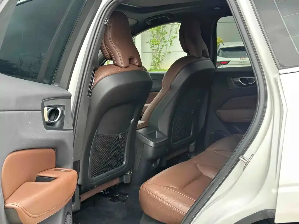 Volvo XC60 2023 из CN, фото 8